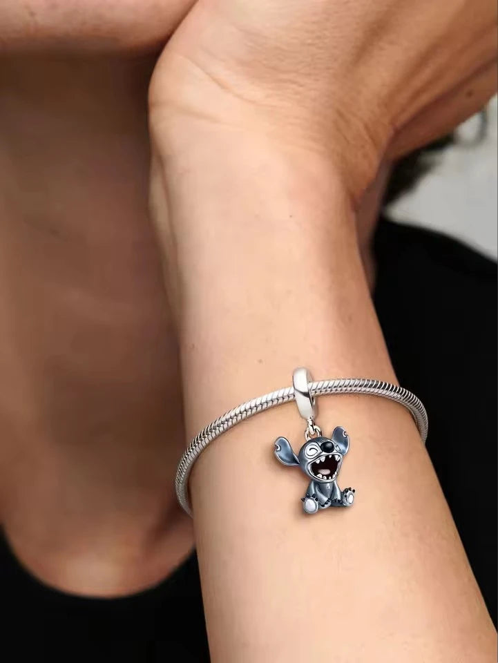 Charm Stitch Disney em Prata 925 – Acabamento Premium com Zircônias Brilhantes